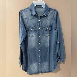 Men’s size small denim button up shirt. No brand indicated